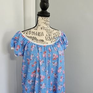 Vintage 1970s Blue Floral Print Nightgown With White Lace Trim